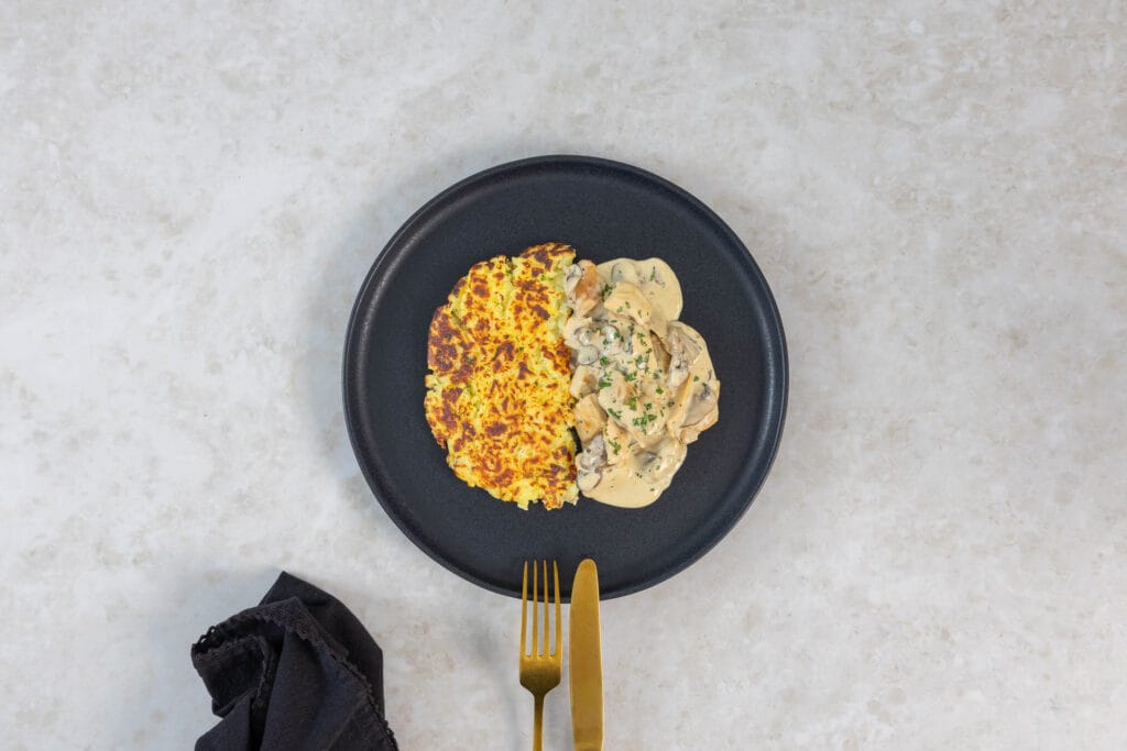 Angerichtetes veganes Zürcher Geschnetzeltes mit Rösti und frischer Petersilie