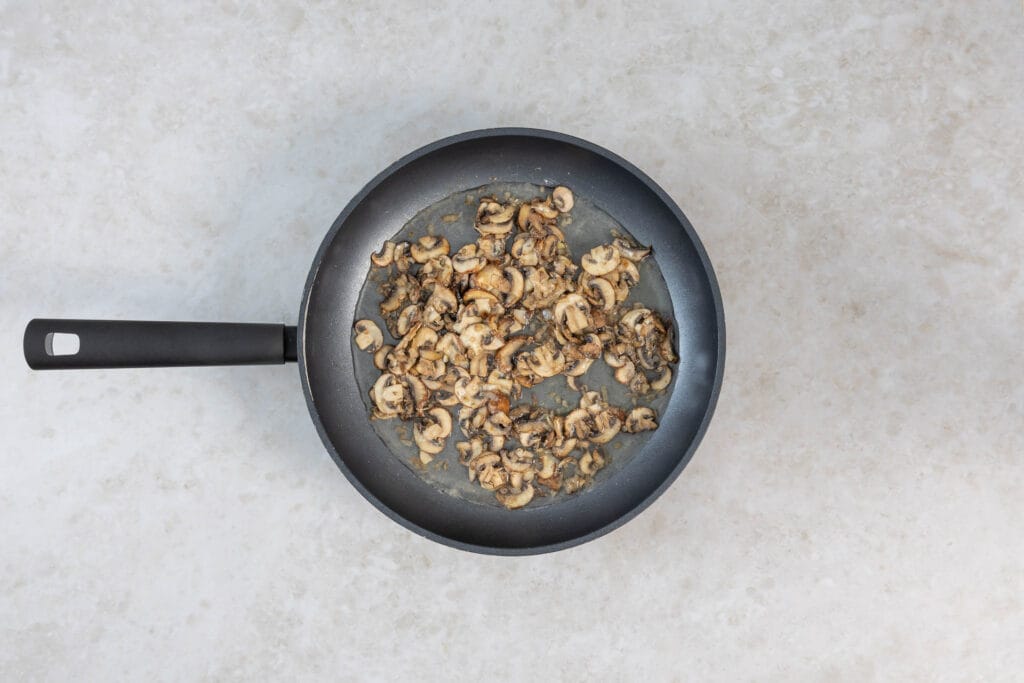 Champignons nach dem Ablöschen mit Weisswein für das Zürcher Geschnetzelte