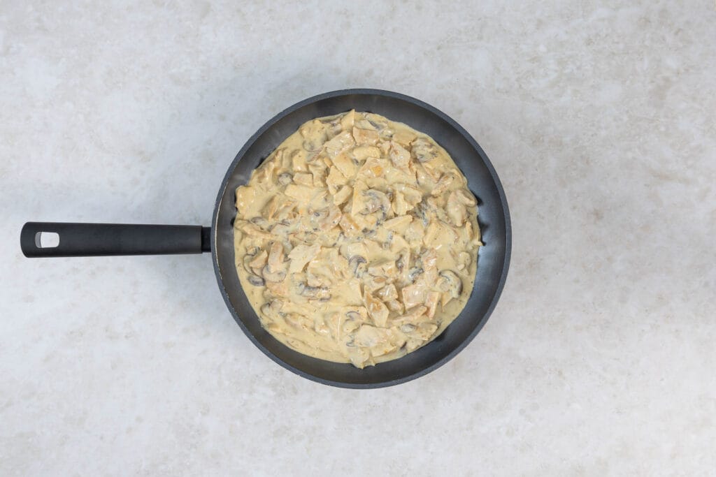 Fertiges veganes Zürcher Geschnetzeltes mit Champignons in cremiger Rahmsauce in der Pfanne