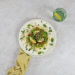 Italienisches Fladenbrot mit Erbsencreme, Artischocken und frischen Kräutern von oben