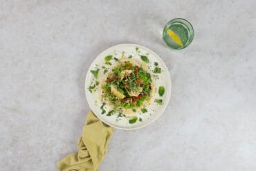 Italienisches Fladenbrot mit Erbsencreme, Artischocken und frischen Kräutern von oben