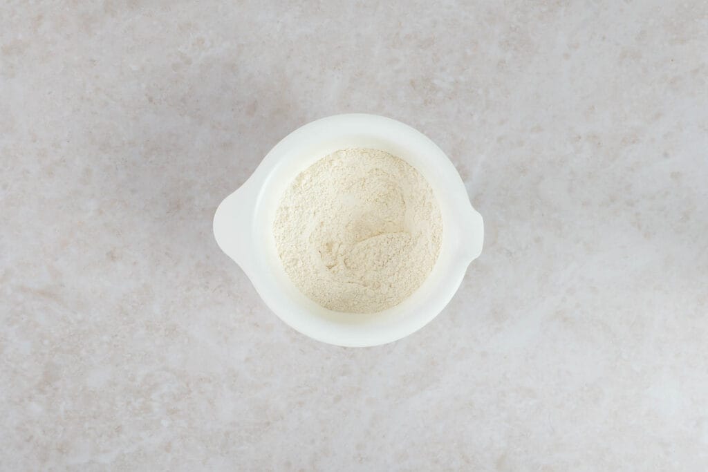 Weissmehl in einer weissen Schüssel als Basis für den veganen Fladenbrotteig