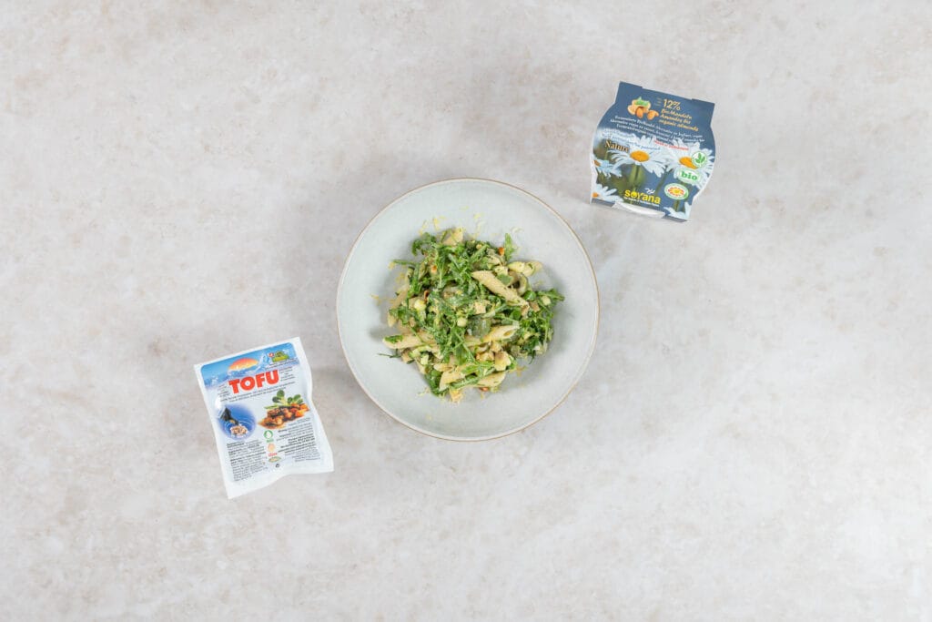Angerichteter Green Goddess Pastasalat mit Soyana Bio-Tofu und fermentiertem Mandeljoghurt