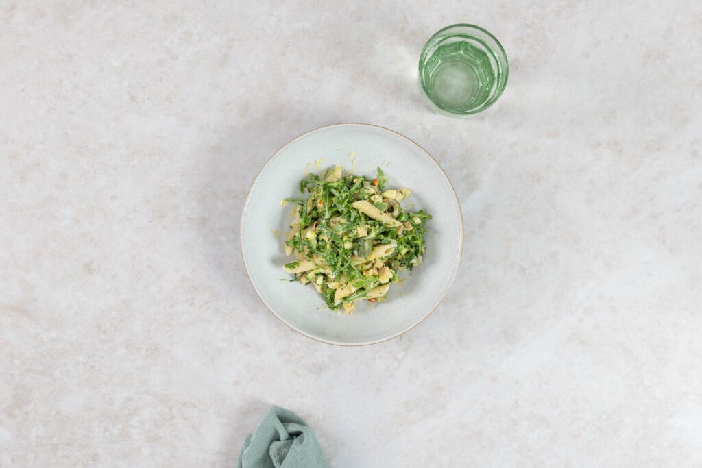 Veganer Green Goddess Pastasalat mit Knuspertofu und Zitronenabrieb aus der Vogelperspektive