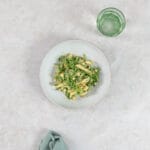 Veganer Green Goddess Pastasalat mit Knuspertofu und Zitronenabrieb aus der Vogelperspektive