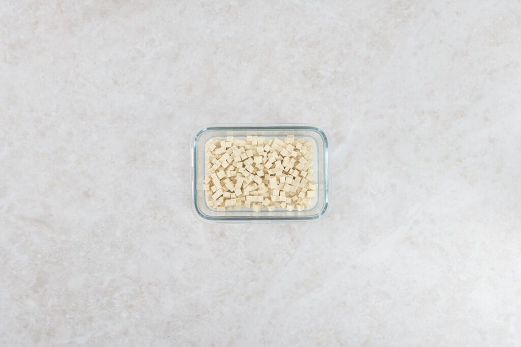 Fein gewürfelter Bio-Tofu in einer Glasschale für den Knuspertofu
