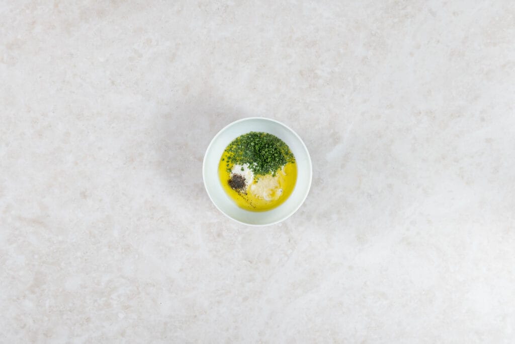 Zutaten für das vegane Kräuter-Joghurt-Dressing mit Mandeljoghurt, Olivenöl und frischen Kräutern
