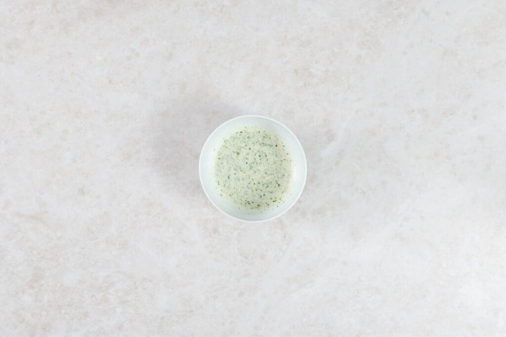 Fertig verrührtes cremiges Kräuter-Joghurt-Dressing für den grünen Pastasalat