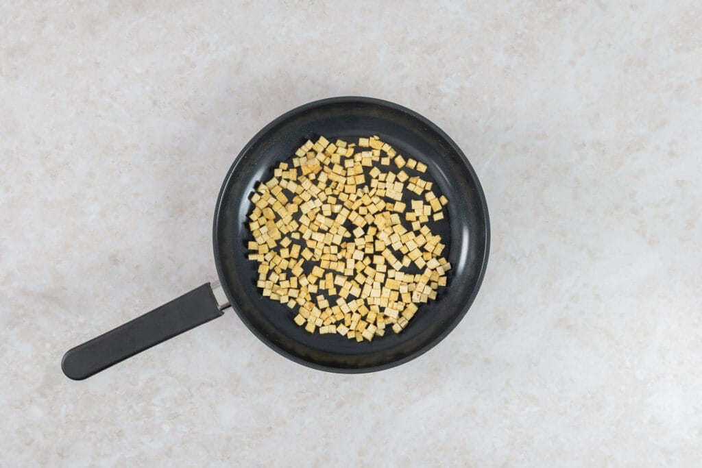 Goldbraun angebratener Knuspertofu in der Pfanne für den veganen Pastasalat