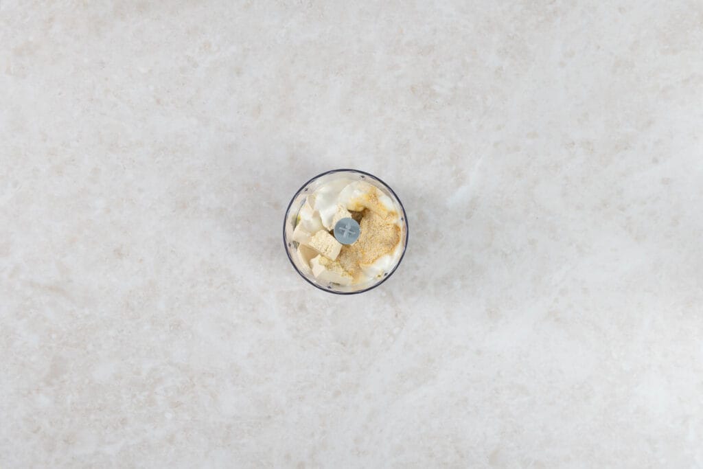 Tofu, Zitronensaft, Hefeflocken und veganer Joghurt im Mixer für die vegane Ricottacreme