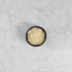 Mild-cremige Ricotta-Alternative aus Tofu in einer kleinen Schale