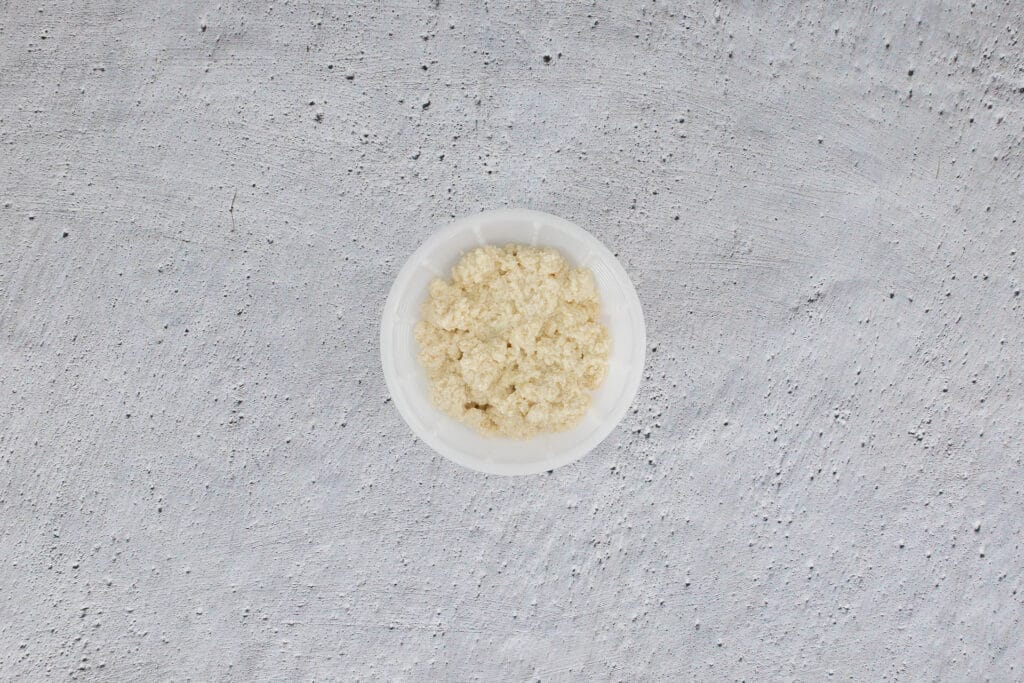 Fertig angerührter veganer Ricotta aus Seidentofu in einer Schale
