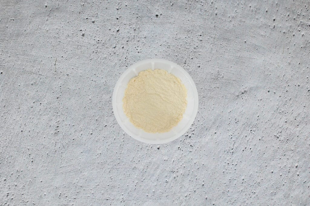 Ricotta-Masse in eine Form gedrückt