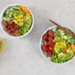 Zwei vegane Poké Bowls mit Wassermelonen-Thunfisch, Avocado, Ananas und Edamame auf Sushi-Reis angerichtet