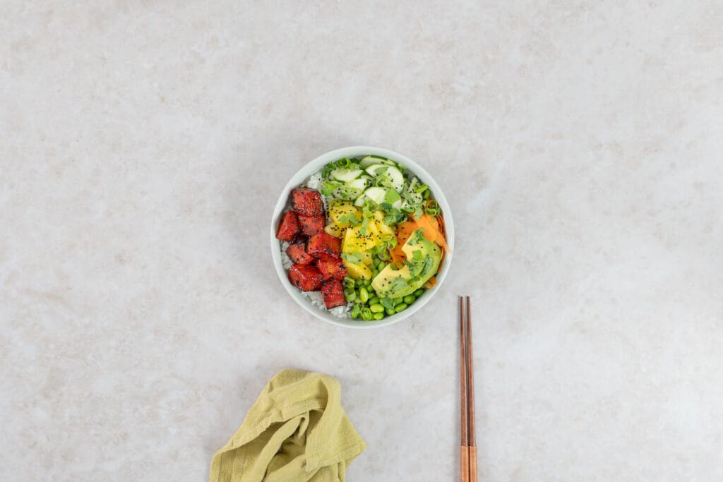 Angerichtete vegane Wassermelonen-Thunfisch Poké Bowl mit Sushi-Reis, Ananas und knackigem Gemüse