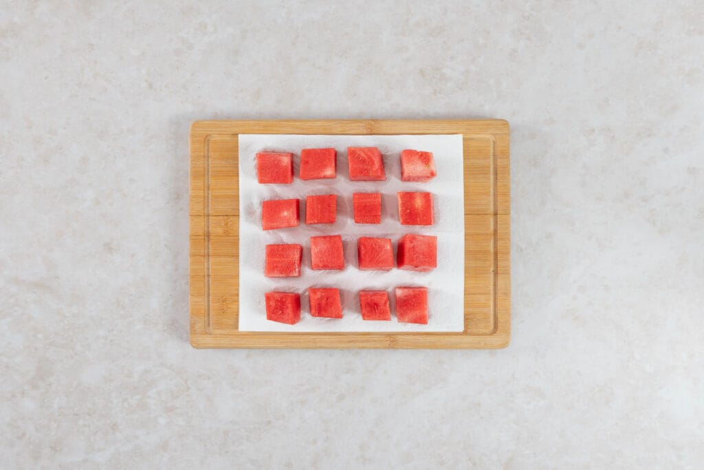 Gesalzene Wassermelonenwürfel ziehen auf Küchenpapier Wasser, erster Schritt für den veganen Wassermelonen-Thunfisch