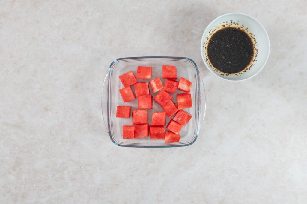 Rohe Wassermelonenwürfel neben der Nori-Marinade vor dem Marinieren für die vegane Poké Bowl