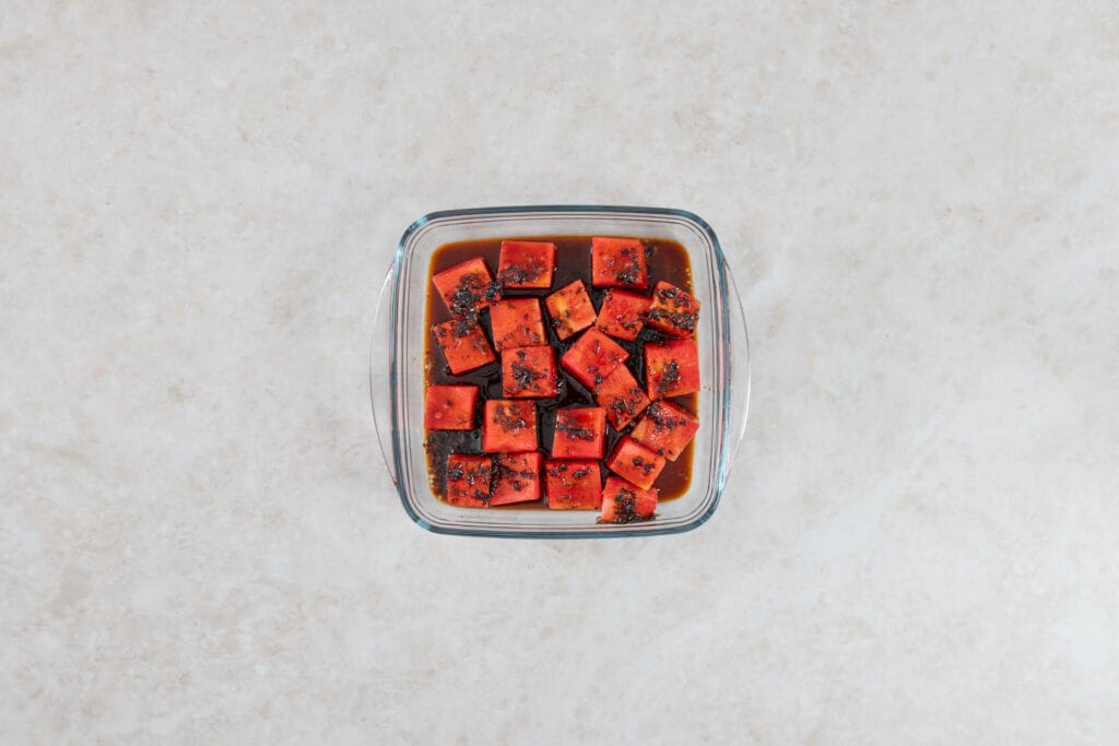 Wassermelonenwürfel ziehen in der würzigen Nori-Marinade für den veganen Wassermelonen-Thunfisch
