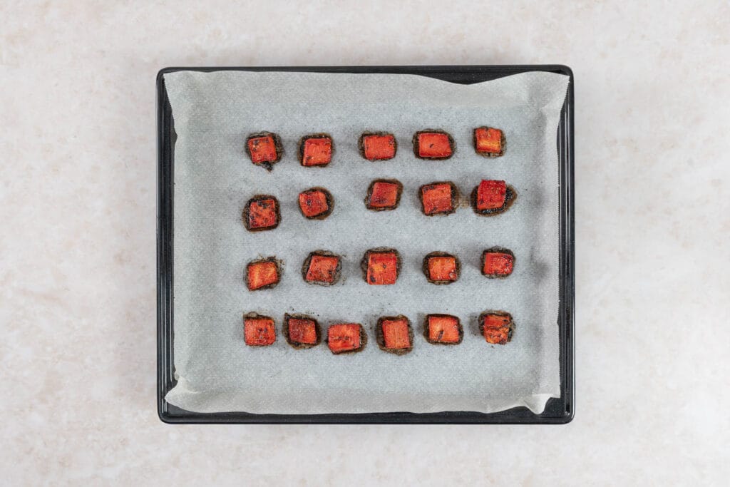 Gebackener Wassermelonen-Thunfisch auf dem Blech, geschrumpft und faserig wie roher Fisch