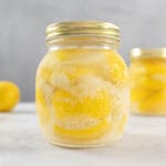 Salzzitronen im Glas kurz nach dem Ansetzen, im Hintergrund ein zweites Glas