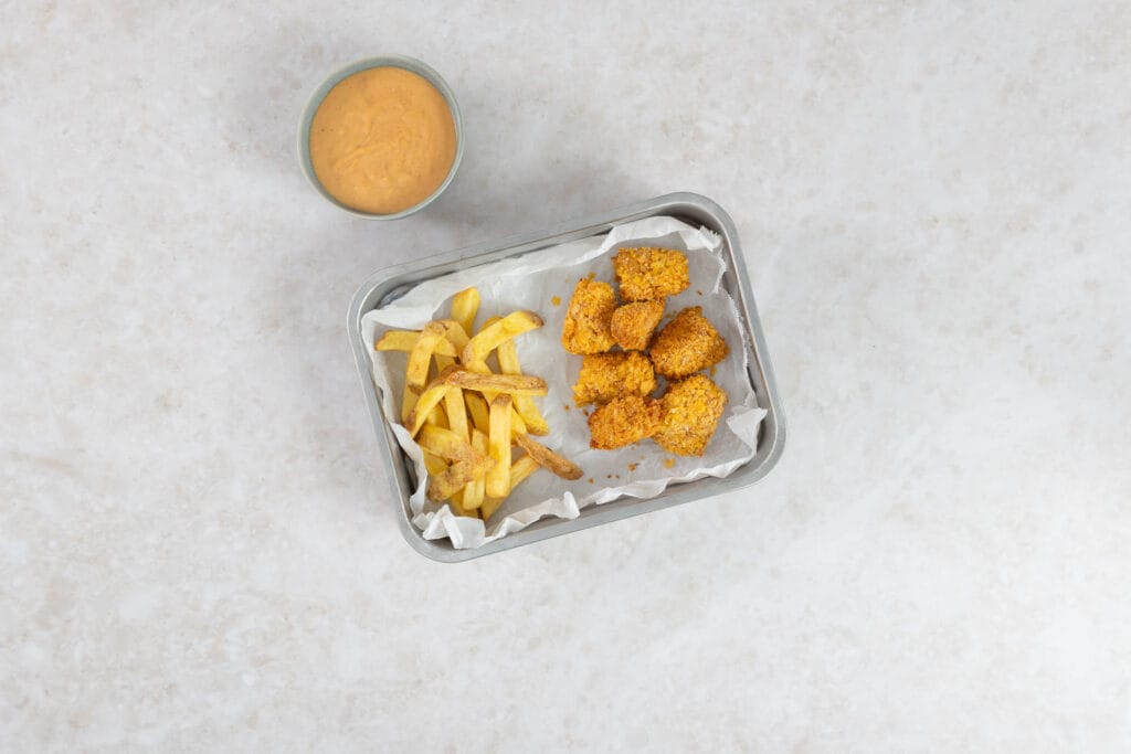 Portion knusprige Tofu Nuggets mit Pommes und Chick-fil-A-Sauce als veganes Fingerfood
