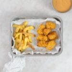Goldbraune vegane Tofu Nuggets aus dem Airfryer mit Cornflakes-Panade, Pommes und Dip von oben