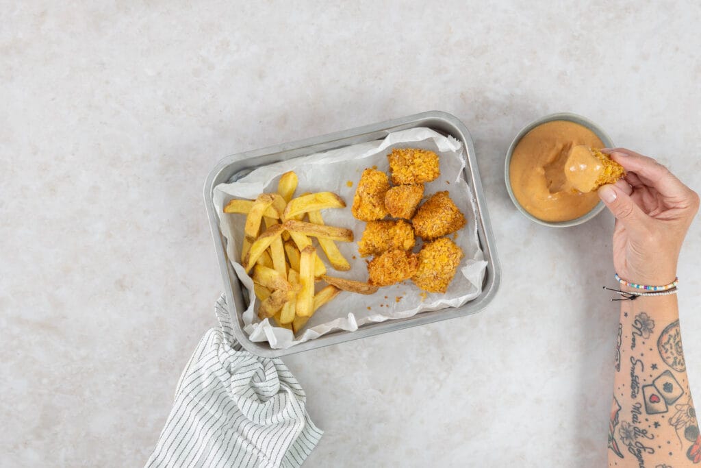 Vegane Tofu Nugget aus dem Airfryer, in cremigen Dip getaucht