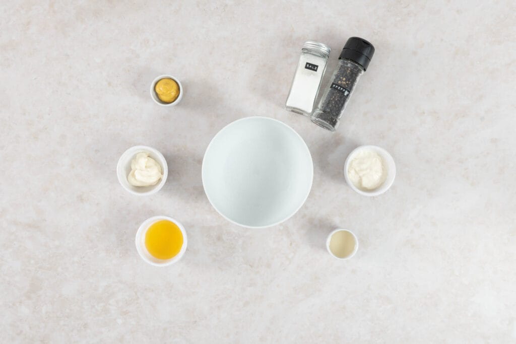 Zutaten für das Dressing: vegane Mayonnaise, veganer Joghurt, Dijon-Senf, Leinöl, Weissweinessig, Salz und Pfeffer