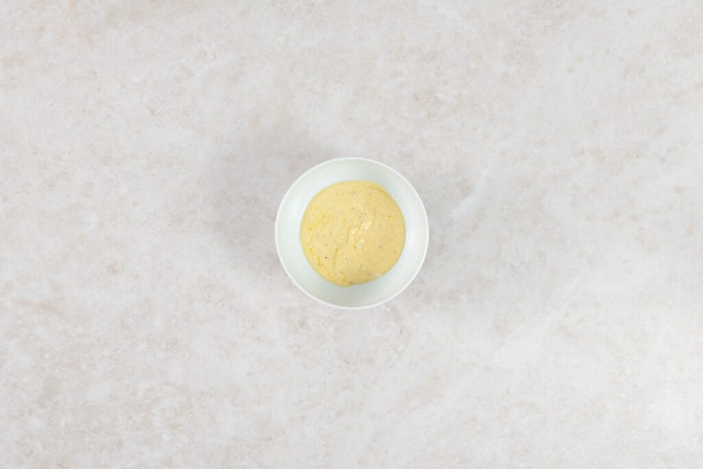 Angerührtes Dressing aus veganer Mayonnaise und Joghurt in einer kleinen Schale