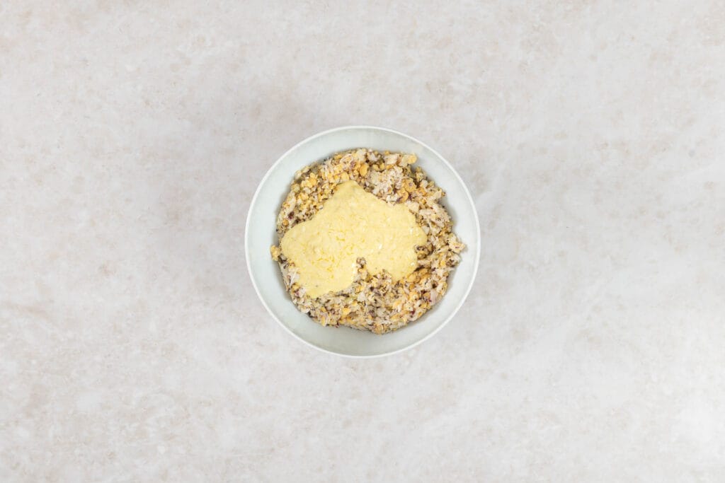 Dressing aus veganer Mayonnaise über der Jackfruit-Kichererbsen-Mischung
