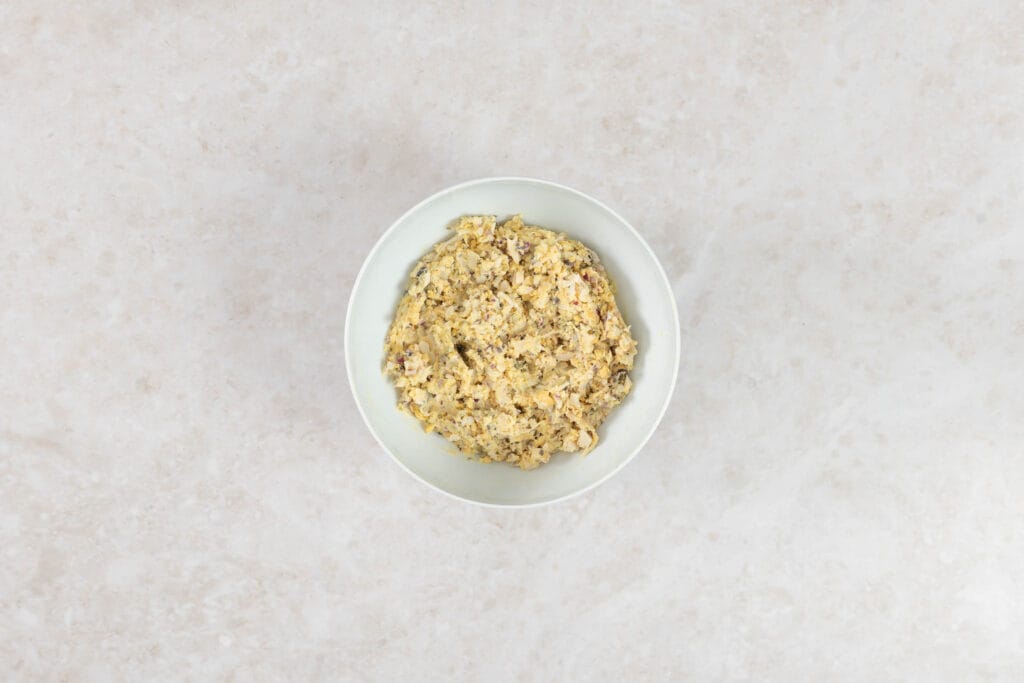 Fertig gemischter veganer Thonsalat in einer weissen Schüssel