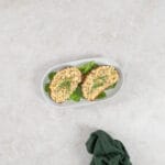 Veganer Thonsalat auf zwei Scheiben Ruchbrot mit Schnittlauch auf Salatblättern
