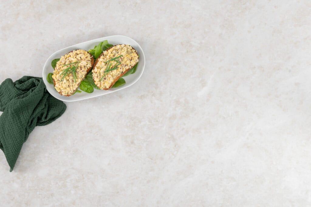 Veganer Thonsalat auf zwei Brotscheiben mit Schnittlauch, von oben fotografiert