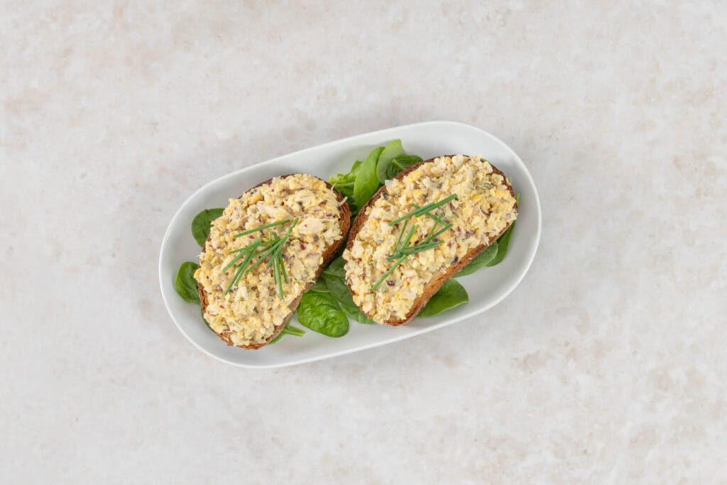 Nahaufnahme: veganer Thonsalat mit Kapern und Cornichons auf Ruchbrot