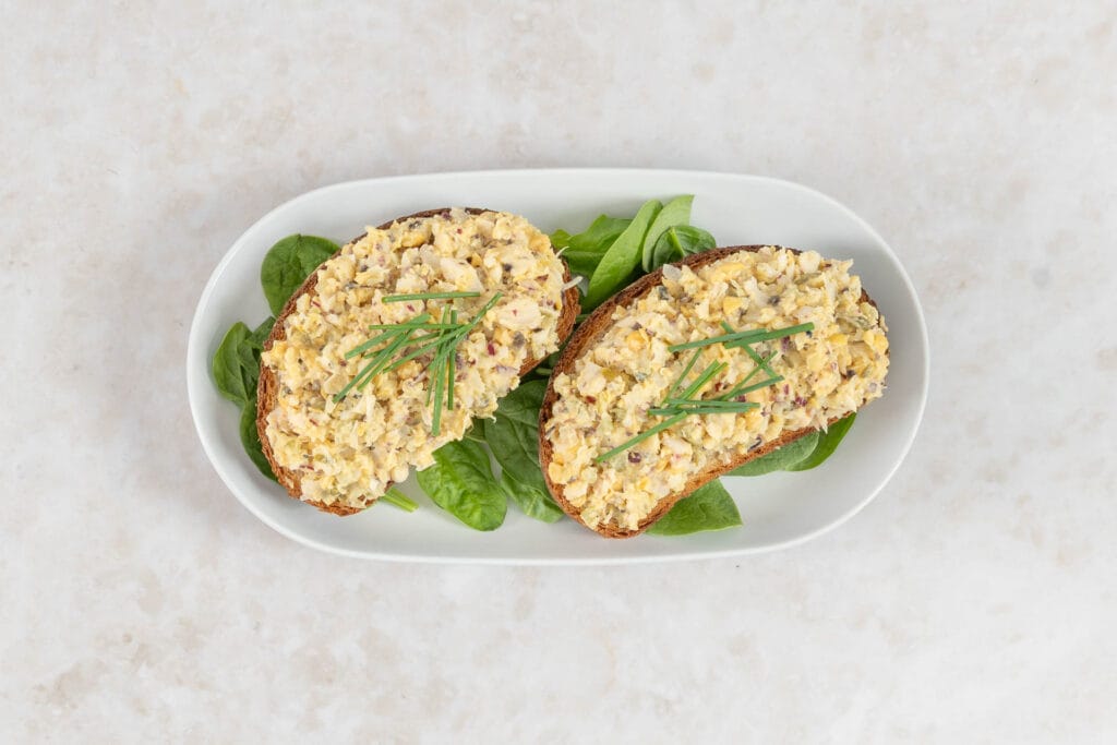 Veganer Thunfischsalat mit Jackfruit und Kichererbsen auf Ruchbrot, garniert mit Schnittlauch