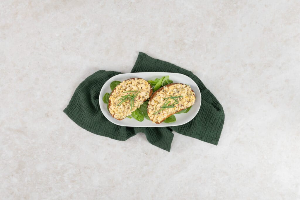 Veganer Thonsalat auf Ruchbrot, serviert auf einer grünen Serviette