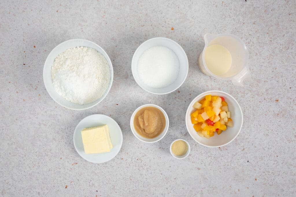 Zutaten für veganes Fruchtsalatcake mit Fruchtsalat aus der Dose, veganer Butter und Apfelmus