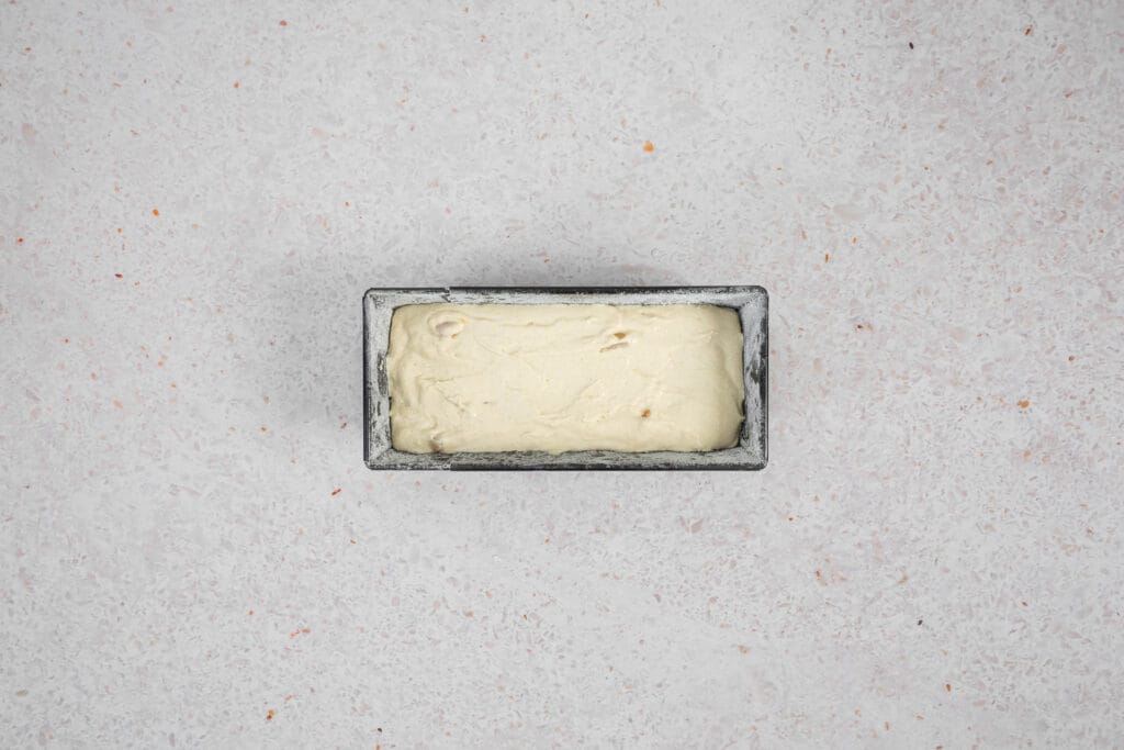 Teig für veganes Fruchtsalatcake in der gefetteten Kastenform von 25 cm
