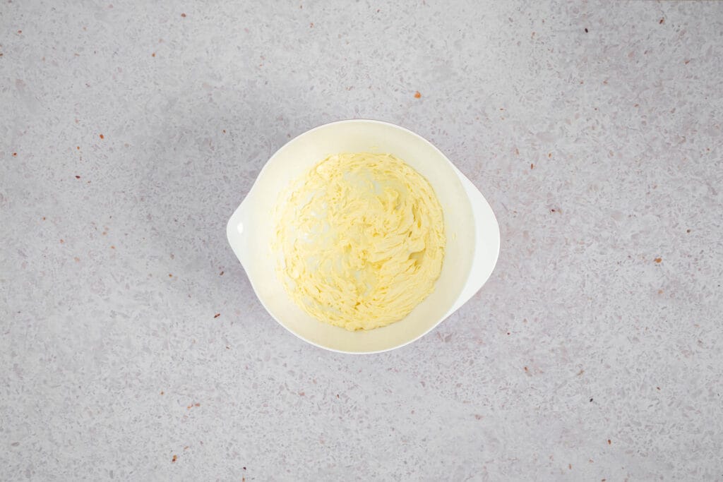 Weiche vegane Butter hell und cremig aufgeschlagen in einer Rührschüssel