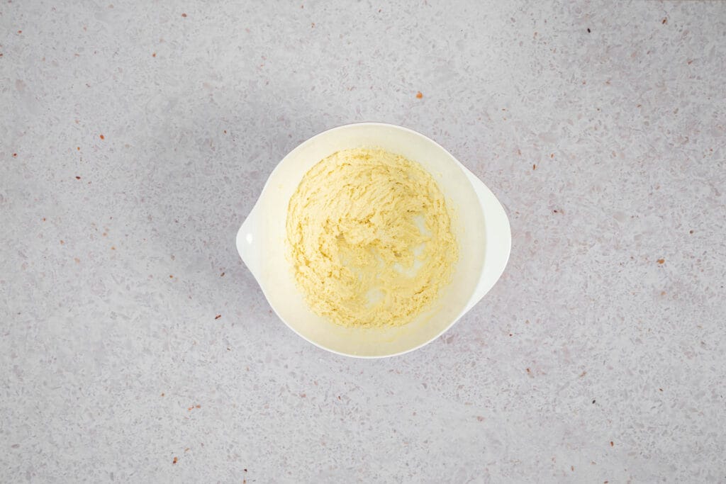 Vegane Butter mit Zucker und Vanillepulver zu einer luftigen Masse gerührt