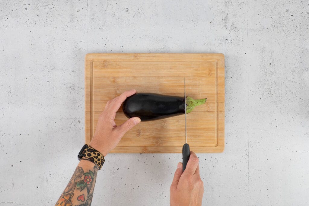 Stielansatz der Aubergine mit einem Messer abschneiden