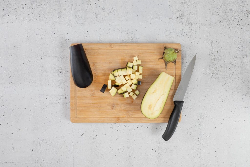 Aubergine in ca. 2 cm grosse Würfel geschnitten für den marokkanischen Auberginensalat