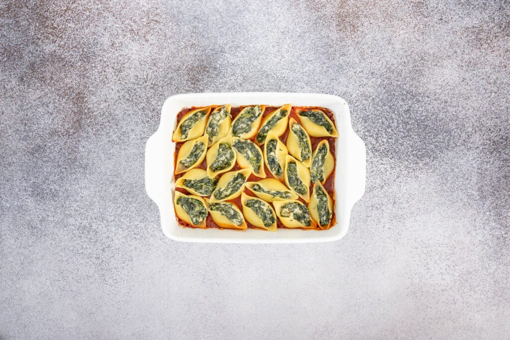 Gefüllte Pasta aus dem Ofen, vegane Conchiglioni mit Spinat in der Gratinform